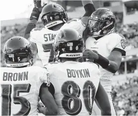  ?? FRANK VICTORES/AP ?? Ravens quarterbac­k Lamar Jackson, right, celebrates his 47-yard touchdown run in the third quarter of the Ravens’ 49-13 victory against the Bengals on Sunday in Cincinnati.