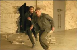  ?? STEPHEN VAUGHAN — WARNER BROS. PICTURES VIA AP ?? This image released by Warner Bros. Pictures shows Ryan Gosling, left, and Harrison Ford in a scene from “Blade Runner 2049.”