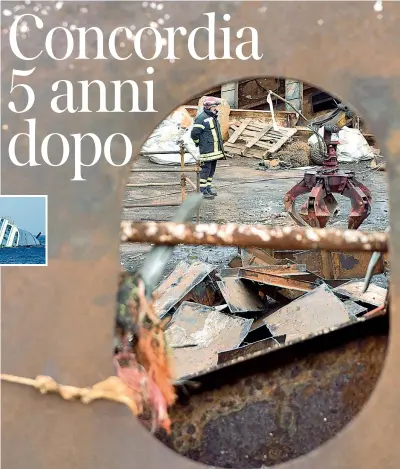  ??  ?? Lamiere Un Vigile del fuoco e una gru tra le lamiere arrugginit­e della Costa Concordia (Astrid Fornetti)