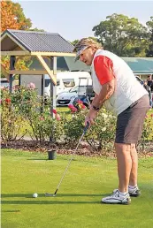  ?? ?? Shirley Roberts keeps her eyes on the prize as she lines up her shot.