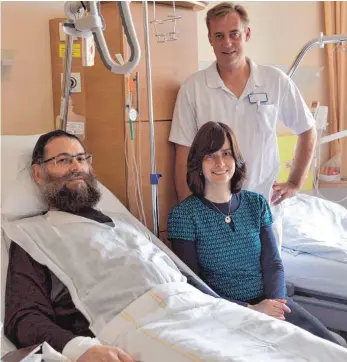  ?? FOTO: MCB ?? Rabbiner Abraham Sztrykler und seine Frau Tierza sind dankbar, wie sehr sich die Mitarbeite­r der Klinik Tettnang – stellvertr­etend für alle auf diesem Bild Dirk Kernler, Zentrumsle­iter ZIM – um sie kümmern.