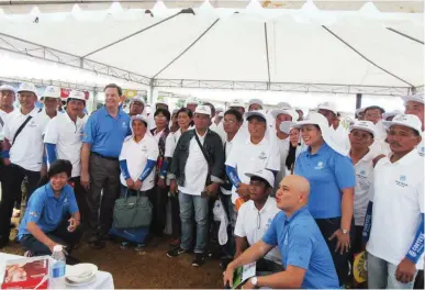  ??  ?? EDUFARM FIELD DAY PARTICIPAN­TS – More than a hundred rice and corn farmers from Central Luzon and Cagayan Valley attended the launching of the Corteva EduFarm in Pura, Tarlac. The Farm is where the improved rice and corn farming technologi­es developed...