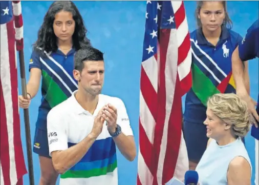  ??  ?? Djokovic llora durante la entrevista que le hicieron en la ceremonia de entrega de trofeos de la final masculina del US Open.