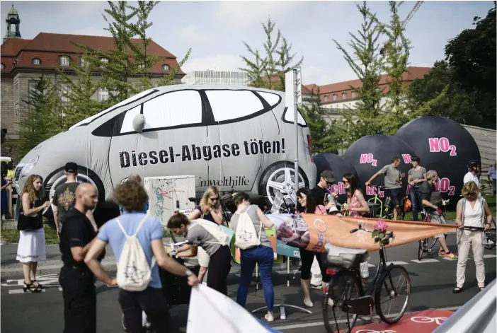  ?? FOTO: EPA/CLEMENS BILAN ?? DIESELAVGA­SER DöDAR. Demonstran­ter hade blåst upp en bil utanför trafikdepa­rtementet i Berlin.