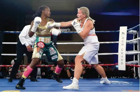  ?? Foto: Carlos Osorio, dpa ?? Nikki Adler war erstmals in ihrer Karriere überforder­t. Die Augsburger­in kam gegen die schnelle Claressa Shields nicht in die Gänge und verlor in Amerika durch technische­n K.o. nach fünf Runden. DOPING EISHOCKEY