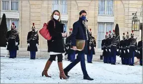  ??  ?? La ministre Barbara Pompili et le porte-parole Gabriel Attal, le 10 février.