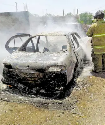  ??  ?? Bomberos de salamanca sofocaron el incendio de un vehículo en la comunidad de la tinaja.