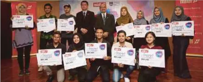 ??  ?? Mohd Najib (berdiri, empat kiri) dan Prof Zaini (berdiri, tengah) bersama penerima Anugerah
Seni MIDF 2018.