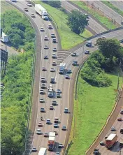  ?? ADRIANE JAECKLE / THE TENNESSEAN ?? This section of Interstate 40/Interstate 24 west of Fesslers Lane, in Nashville, here Aug. 21, 2001, was the busiest section of highway in Tennessee the previous year, according to a report by the Tennessee Department of Transporta­tion. Interstate­s in all four of Tennessee’s urban areas routinely carry more than 100,000 vehicles each day, TDOT said.