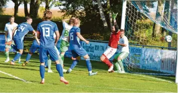  ?? Foto: Christian Kruppe ?? In einem fulminante­n Spitzenspi­el besiegte Langerring­en (blau) den Spitzenrei­ter Horgau mit 5:2. Ganz wichtig war der Ausgleich durch Manuel Müller kurz (links) vor der Pause. Müller legte noch zwei Treffer nach.