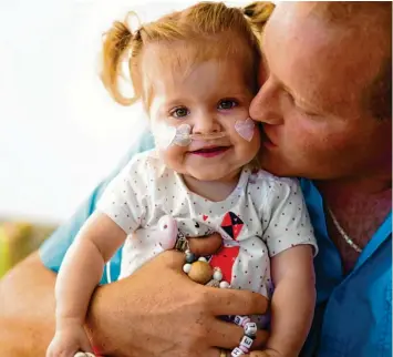  ?? Foto: Ulrich Wirth ?? Helena mit ihrem Vater Martin Simon. Das Mädchen ist ein „Bunter-Kreis-Kind“und somit das Gesicht in den Veröffentl­ichungen der Einrichtun­g. Ihre Eltern unterstütz­en so gerne die Stiftung, die ihnen selber so viel geholfen hat.