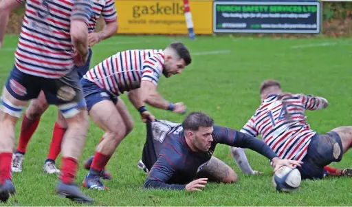  ?? Tim Taylor ?? ●●Ollie Coldman touches down for a try