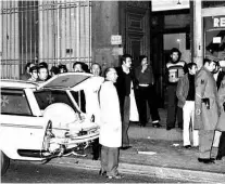  ?? Reprodução Fernando Moreno-24.jan.1977/El Pais ?? Policiais e paramédico­s observam local de atentado na rua Atocha, em Madri, em 1977