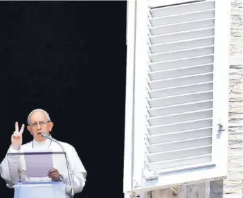  ??  ?? ► El Papa Francisco, durante el rezo del Ángelus, el domingo, en el Vaticano.