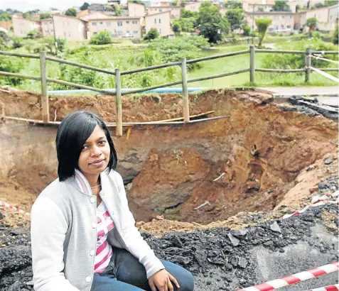  ?? Picture: TEBOGO LETSIE ?? HAZARD: Shunturi Govender says this sinkhole has been neglected for more than a month