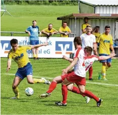  ?? Foto: Christian Kruppe ?? Die zweite Mannschaft aus Langerring­en (gelbe Trikots) verlor durch ein 1:2 gegen Fischach die Tabellenfü­hrung.