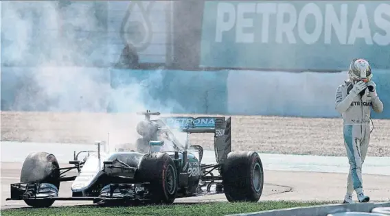  ?? FOTO: GETTY ?? Una rotura de motor en su Mercedes alejó a Lewis Hamilton del triunfo en el Gran Premio de Malasia del pasado curso. En aquella cita el británico comenzó a despedirse del título