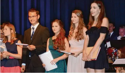  ?? Fotos: Reinhold Radloff ?? Den unglaublic­hen Notenschni­tt von 1,1 und besser erzielten diese fünf Abiturient­en des Leonhard Wagner Gymnasiums (von links): Lina Stuhler, Tobias Wagner, Daniela Weinig, Katja Weinig und Stefanie Lauter.