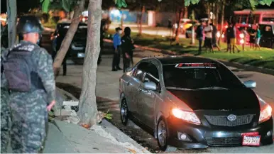  ?? ?? ESCENA,. Afuera de su carro quedó el cuerpo de Óscar Cárcamo, luego de haber sido atacado por sicarios.