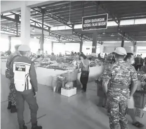  ??  ?? OPERASI: Pasukan keselamata­n melakukan pemantauan harian PKPB di Pasar Awam Terminal Bas Sri Aman semalam.