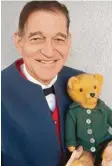  ??  ?? Hans‰Peter Riesinger freut sich heute über seinen Teddy Bezi.