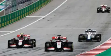  ?? FOTO: ANDY HONE/ HAAS F1 TEAM ?? Kevin Magnussen tog tre placeringe­r på første omgang og overhalede allerede sin teamkammer­at på bakken op mod første sving.