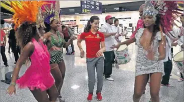 ??  ?? CON MUCHO RITMO. Carolina Marín se despidió de Río bailando samba en el aeropuerto.