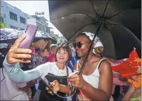  ?? YUAN CHEN / FOR CHINA DAILY ?? A seafood market in Qionghai, Hainan province, attracts visitors from home and abroad in August.