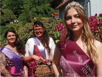  ?? KRISTIN MÜLLER / ARCHIV ?? Sülzhayns Rhododendr­onkönigin Lätizia Pohl (vorn), die Nachfolger­in von Jasmin I. (links) und Marion I., wurde vor zwei Jahren gekrönt. Nun gibt sie den Staffelsta­b weiter.