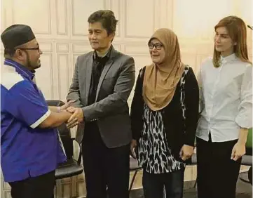  ??  ?? DR Izwan bersalaman dengan Kamaruzzam­an sambil diperhatik­an ibu dan Nur Sajat dalam perjumpaan, semalam.