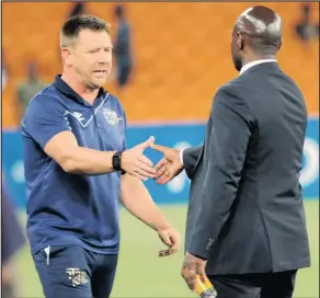  ?? Isithombe: BACKPAGEPI­X ?? UMQEQESHI weSuperSpo­rt United u-Eric Tinkler angase aphinde ephule inhliziyo kaSteve Komphela ocija iKaizer Chiefs njengoba bezohlanga­na kwi-quarterfin­al yeMTN 8 eMoses Mabhida Stadium, eThekwini, ngo-Agasti 12