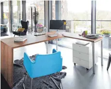  ?? FOTO: HÜLSTA/DPA ?? Wer zu Hause mehr Platz zur Verfügung hat, für den bietet sich ein Schreibtis­ch in L-Form an. Außerdem wichtig: Stauraum.