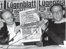  ??  ?? Der Grafiker Klaus Staeck (l.) und Günter Wallraff 1980 bei einer Aktion gegen die „Bild“-Zeitung. Wallraff arbeitete dort undercover.