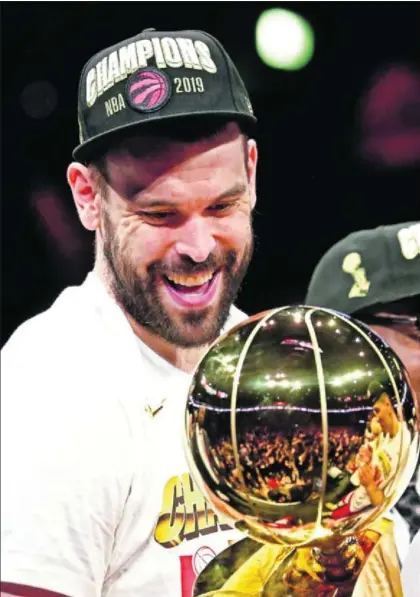  ?? / LARRY W. SMITH (EFE) ?? Marc Gasol, con el trofeo de campeones de la NBA.