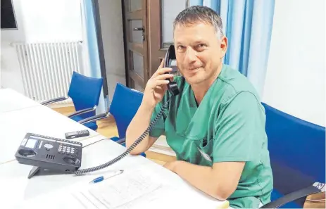  ?? FOTO: SANA ?? Alwin Nuber, Chefarzt der neuen Klinik für Pneumologi­e im Biberacher Sana-Klinikum, saß am Telefon und beantworte­te Fragen.