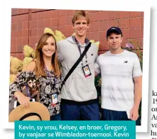  ??  ?? Kevin, sy vrou, Kelsey, en broer, Gregory, by vanjaar se Wimbledon-toernooi. Kevin het tot die vierde ronde deurgedrin­g.