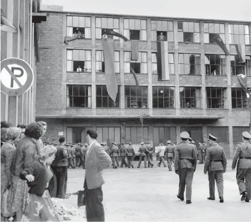  ?? Foto: dpa ?? 17. August 1956: Polizisten durchsuche­n am Tag des KPD-Verbots das Verlags- und Druckereig­ebäude des Zentralorg­ans »Freies Volk« in Düsseldorf.