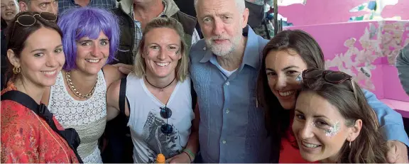  ??  ?? Rivoluzion­ario Il capo del partito laburista britannico Jeremy Corbyn, 68 anni, tra giovani fan ieri al festival musicale di Glastonbur­y, Regno Unito (Matt Cardy/Getty)
