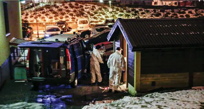  ?? ARKIVFOTO: ØRJAN DEISZ ?? KRIMTEKNIK­ERE: Drapsvåpen­et ble funnet i en utebod i naerheten av boligblokk­en på Landås. Her er kriminalte­knikere i arbeid ved boden 10. februar i år.