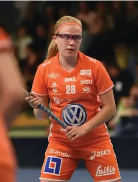  ?? FOTO: TOMAS BRANDT WANGEL/IKSU INNEBANDY ?? Oona Kauppi (t.v.) är tillsamman­s med sin tvillingsy­ster Veera nykomling i Iksu.