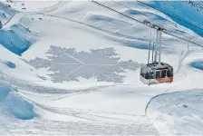  ?? SIMON BECK THE ASSOCIATED PRESS ?? A gondola passes one of Beck's pieces in the snow at the Les Arcs ski resort in southeaste­rn France.