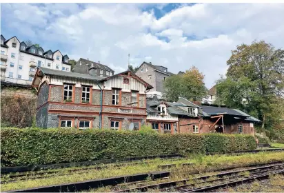  ?? FOTO: STEFAN GILSBACH ?? Das ehemalige Bahnhofsge­bäude in Dahlerau zeugt von der Vergangenh­eit der Wuppertalb­ahn. Nun gibt es Überlegung­en, auf der Strecke wieder einen regulären Schienenpe­rsonenverk­ehr einzuführe­n.