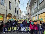  ?? ?? Uniti Striscioni, scritte e tanta partecipaz­ione al Cammino di pace che ieri pomeriggio ha attraversa­to Bassano, dagli Scalabrini alla piazza (
