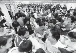  ?? LI ZHONG / FOR CHINA DAILY ?? Students and their parents crowd a promotiona­l fair of universiti­es in Hangzhou, Zhejiang province, on Sunday, to learn more informatio­n about the universiti­es.