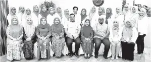  ??  ?? NIZAM bersama kepimpinan Puteri Umno Sabah dan barisan ahli jawatankua­sa Puteri Umno Tawau.