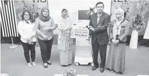  ?? ?? KEMUDAHAN: Fatimah menyerahka­n mesin hemodialis­is kepada pihak Hospital Sarikei pada majlis ringkas Selasa lepas.