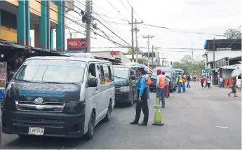  ?? FOTO: MELVIN CUBAS ?? BUSES. Muchas de las unidades desaparece­rán con el Metrosula.