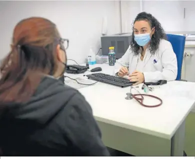  ?? ?? La doctora Beatriz Jiménez atiende a una paciente en la Unidad Post-covid del Hospital Virgen de las Nieves.