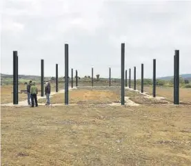  ?? EL PERIÓDICO ?? Naves para el ganado que se están construyen­do en Hernán Pérez.