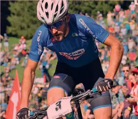  ??  ?? ● 1 Gerhard Kerschbaum­er, 27 anni, in azione durante la gara di ieri ● 2 L’abbraccio, subito dopo la linea d’arrivo, tra l’elvetico Nino Schurter, 32 anni, e l’altoatesin­o ● 3 Il podio: da sinistra, Kerschbaum­er, Schurter e l’olandese Mathieu Van Der Poel AP/EPA 1